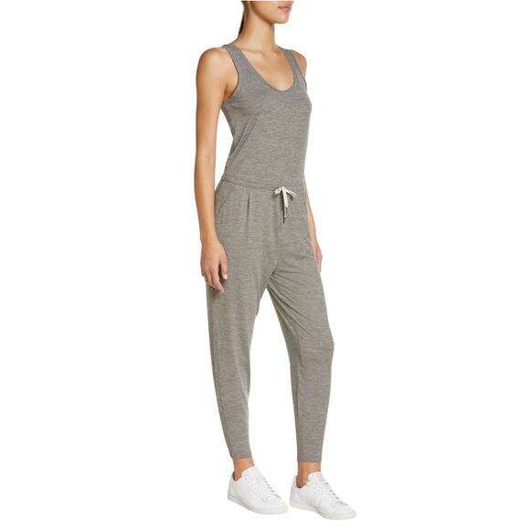 Vuori Jogger Women’s Medium Gray Romper Athleisure Yoga Travel Lounge Minimalist - Picture 3 of 16